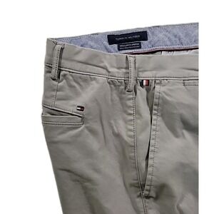 Tommy Hilfiger Mens 38X32 REGULAR Fit STRAIGHT‎ FIT CHINO PANTS GRAY